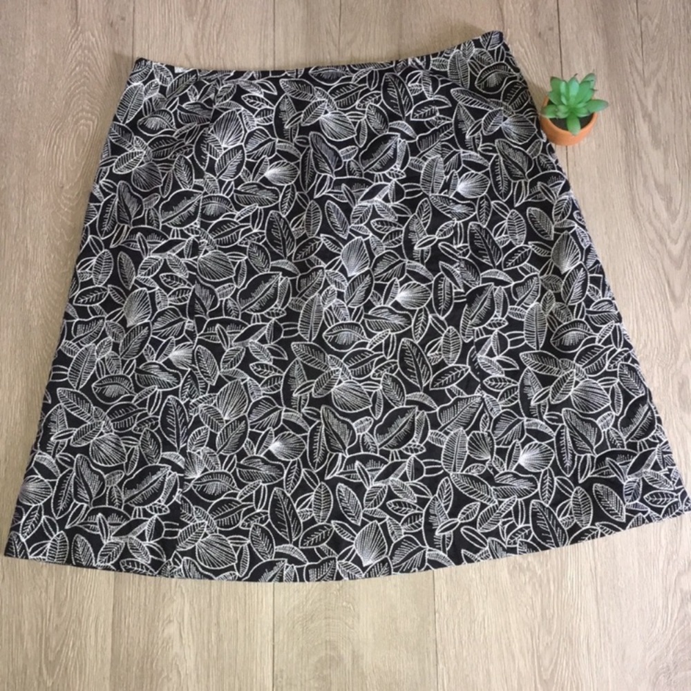 Talbots skirt Petites -Leaf Print Black and White Skirt
